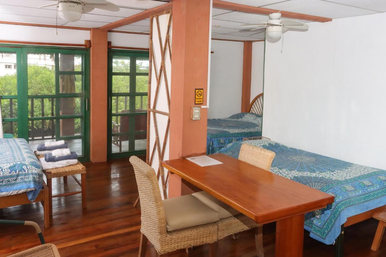 Galapagos Chalet プエルトアヨラ エクステリア 写真