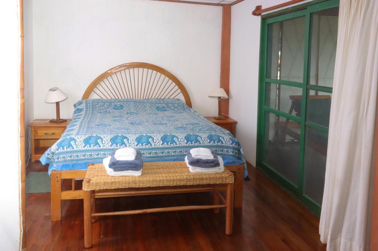 Galapagos Chalet プエルトアヨラ エクステリア 写真