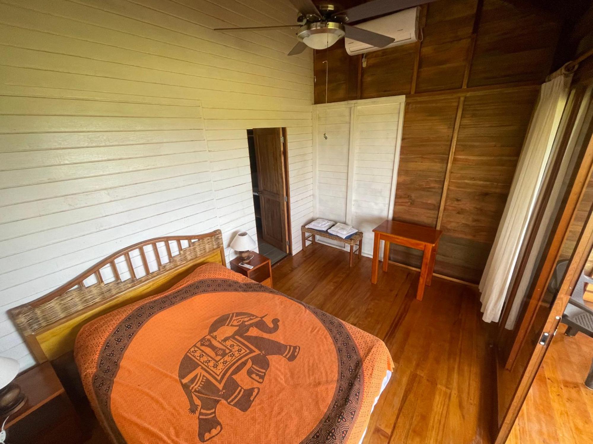 Galapagos Chalet プエルトアヨラ エクステリア 写真