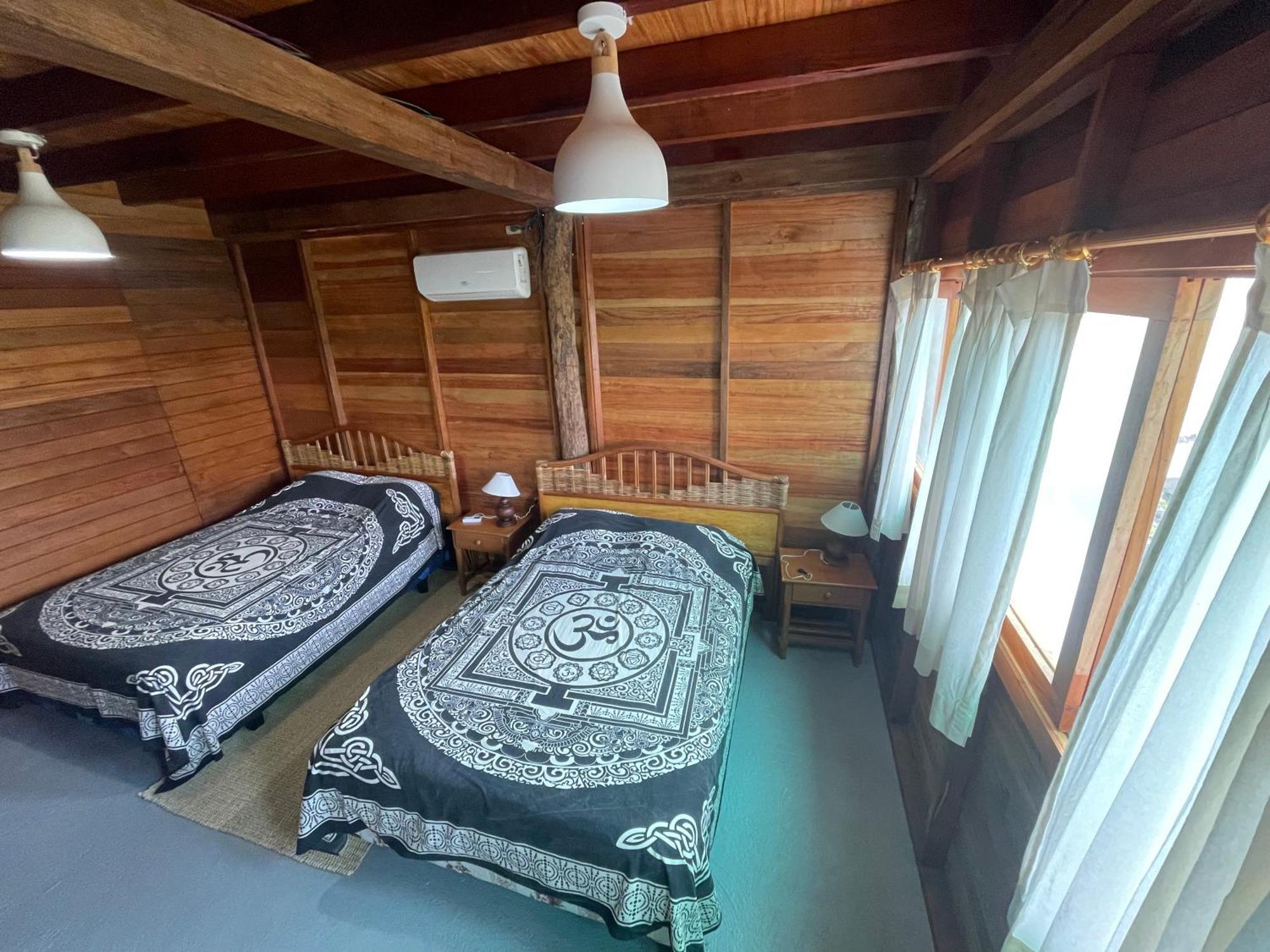 Galapagos Chalet プエルトアヨラ エクステリア 写真